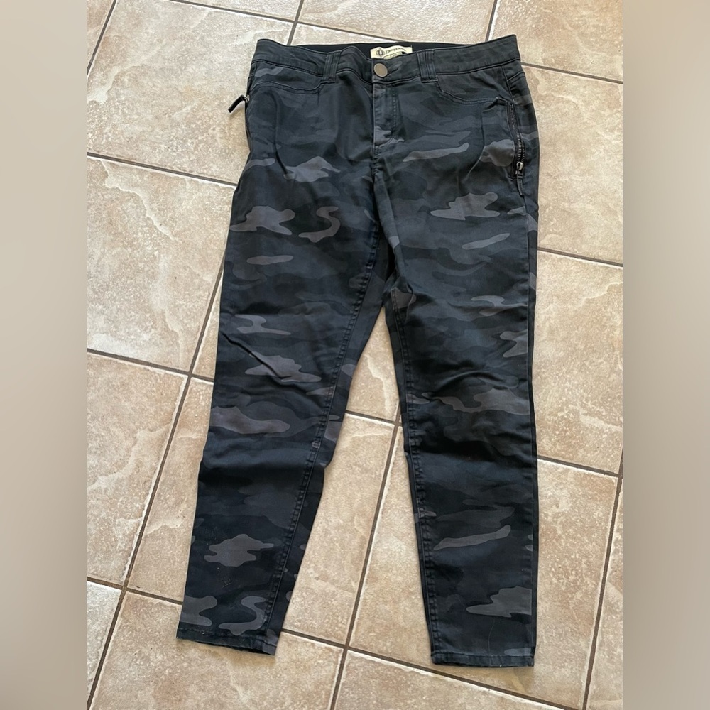 Democracy - "Ab" Technology - Skinny Fit - Black Camouflage - Jeans - Size 12p​